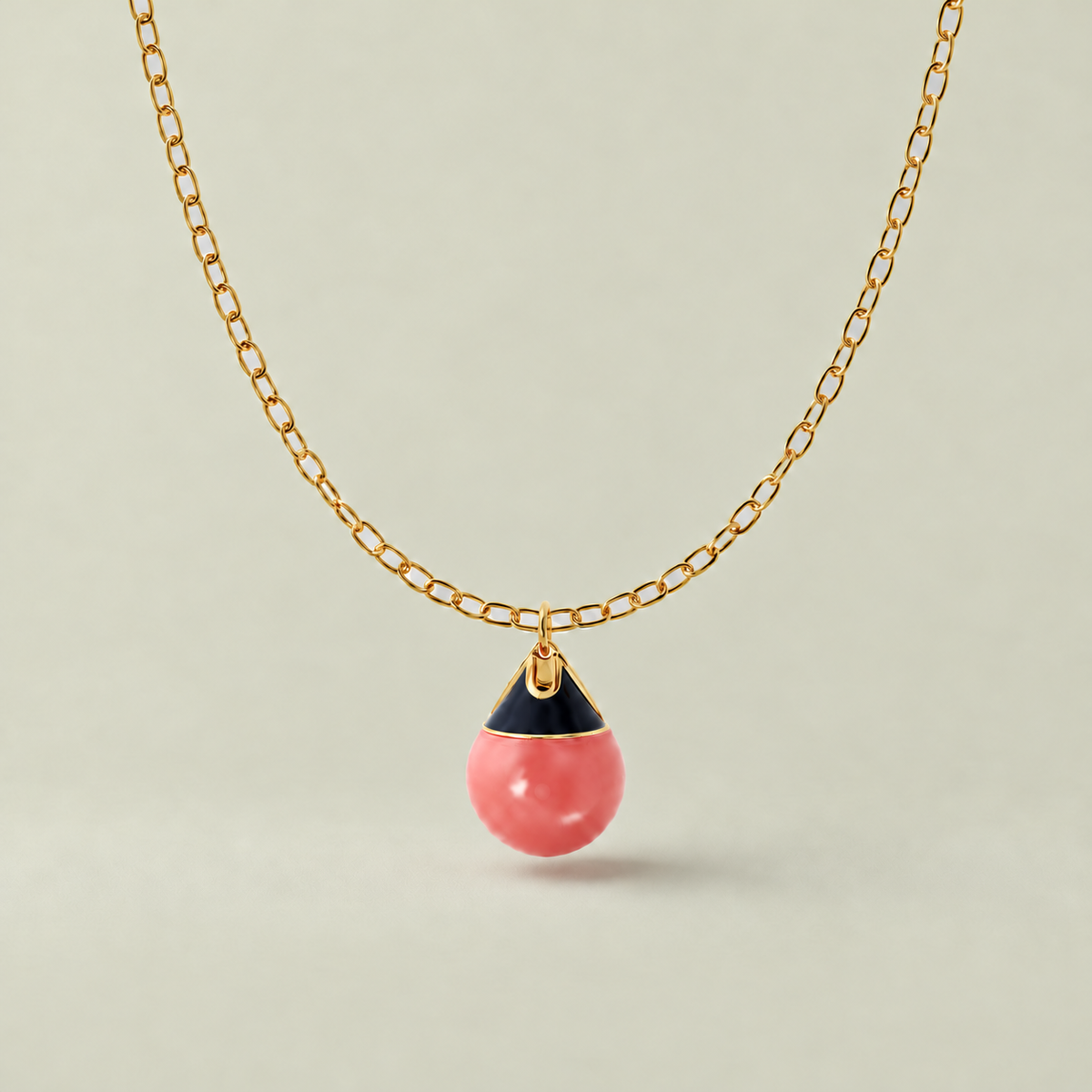 Detalje af BUOY NECKLACE Gold med blå og lyserød-orange emalje