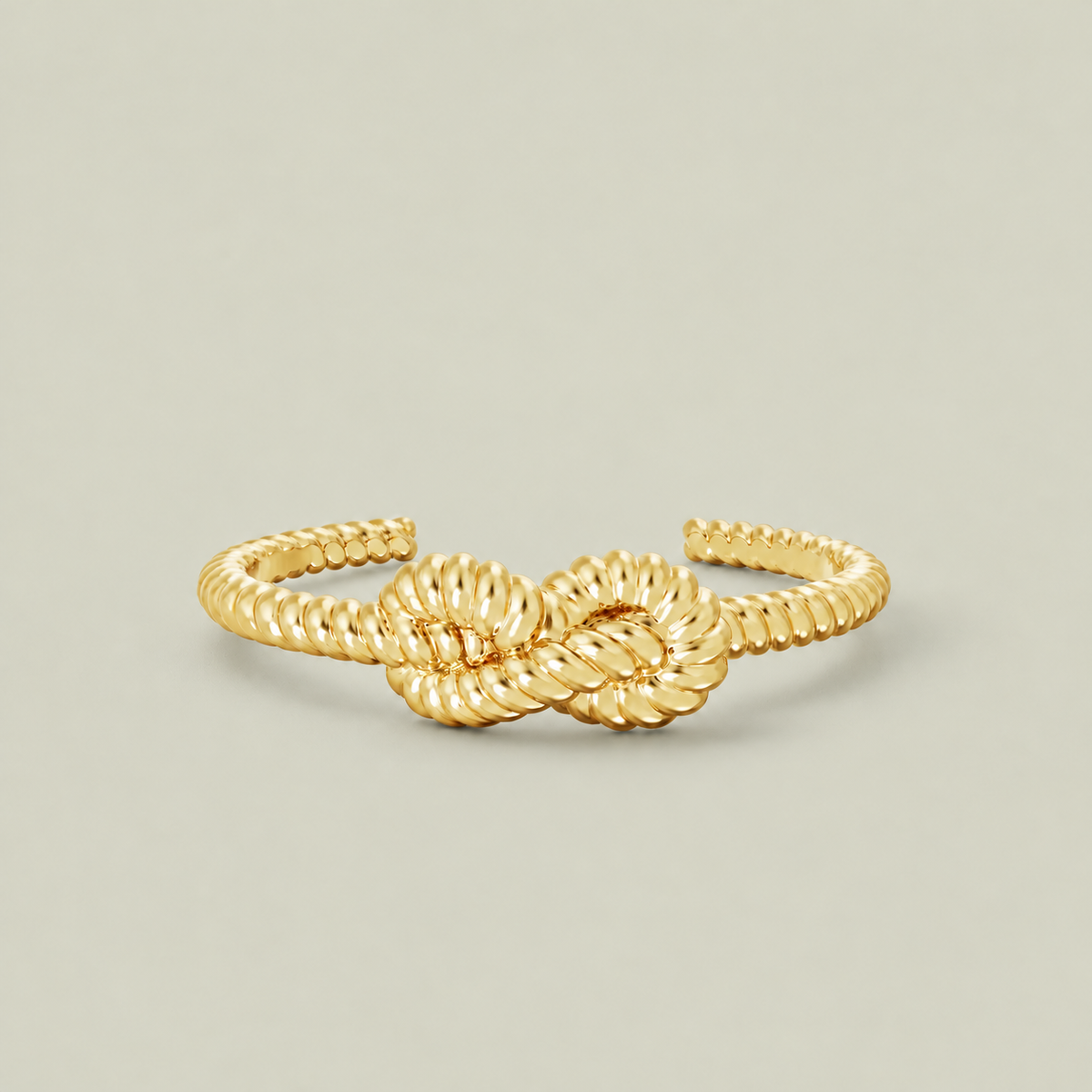 Detalje af guldbelagt KNOT CUFF med taktil tovstruktur