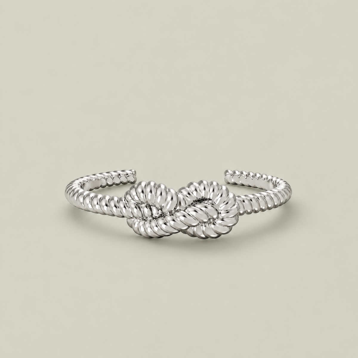 Detalje af sølvbelagt KNOT CUFF med taktil tovstruktur