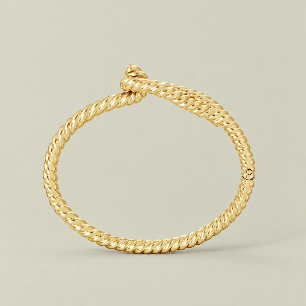 Detalje af LOOP BANGLE Gold i genanvendt messing